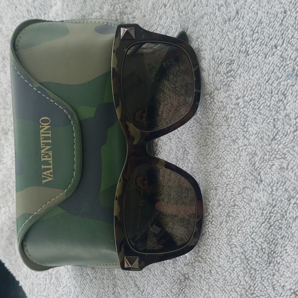 VALENTINO GARAVANI Rock Stud sunglasses 🔥 💕🌟